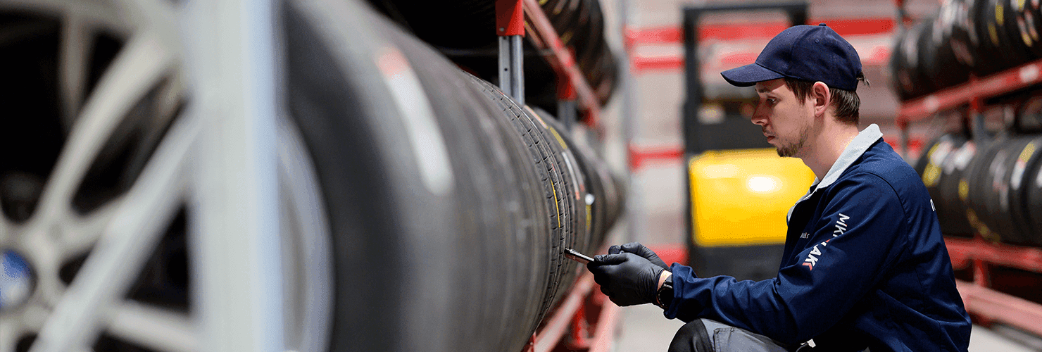 Dekkhotell - oppbevaring, hjulskift og dekkvask inkludert Dekkhotell - oppbevaring, hjulskift og dekkvask inkludert