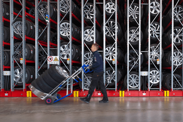 Dekkhotell – lagring, hjulskift og dekkvask inkludert Dekkhotell – lagring, hjulskift og dekkvask inkludert